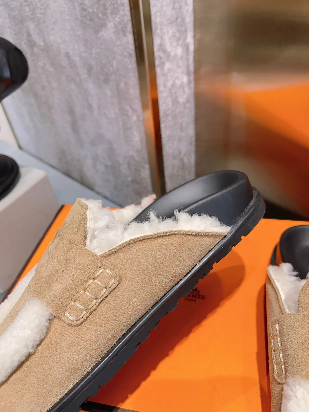[H Family Hermès] P: 520💰 Size: Male 39-44 (45 customized) Female 35-40 (41 customized) HERMES Hermès top luxury version HERMES Hermès cute half-drag.  Jindian’s family language design! It looks good no matter how you match it! Casual and high-end feeling. The comfort is also great. Paired with various colorful socks, it gives a trendy and high-end feeling. The top version of real wool is high quality. ●Upper: imported cow suede. ●Inner: imported sheepskin. ●Foot pads: imported mixed sheepskin.